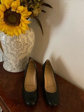 Naturalizer Black Round-Toe Mid Heel Pumps